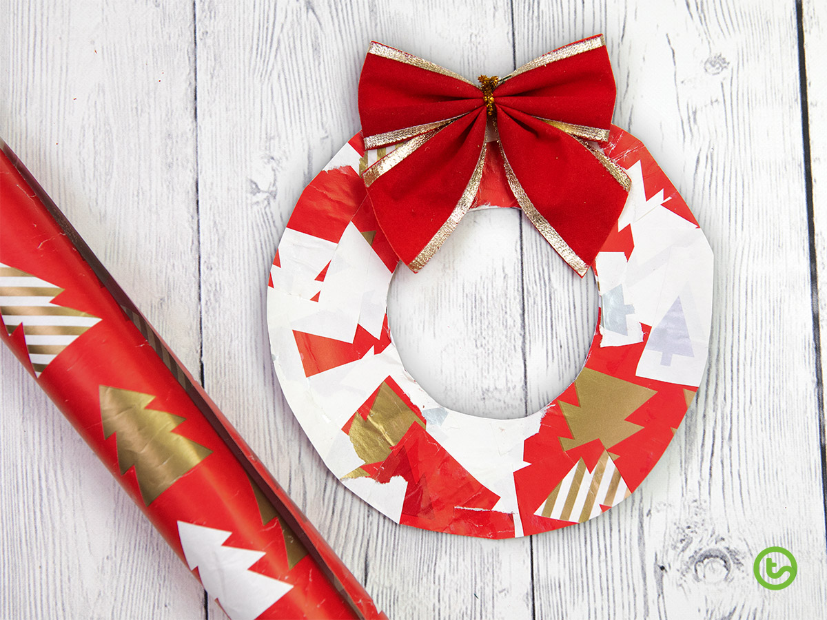 Christmas Wreath Crafts for Kids - Make a paper wreath with Christmas wrapping paper