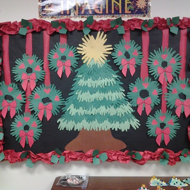 Christmas tree and wreaths bulletin board - Teach Starter