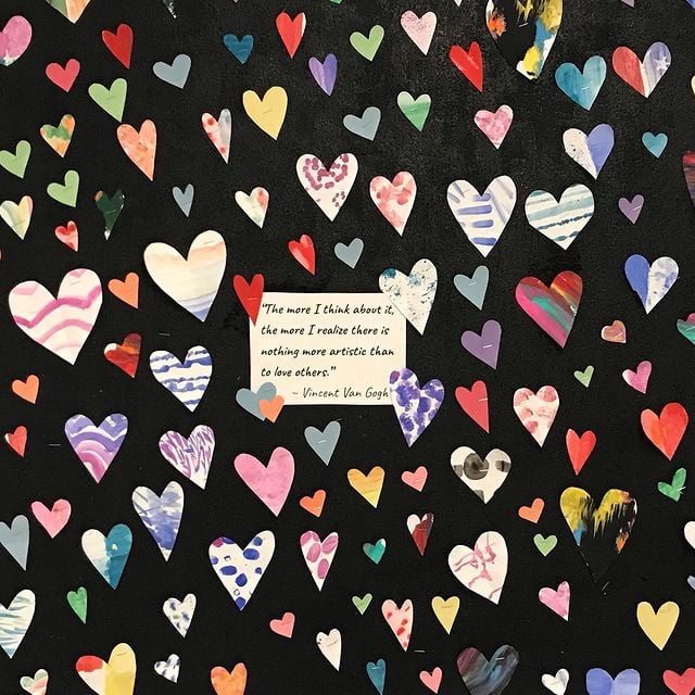 Hearts bulletin board with black background - Teach Starter