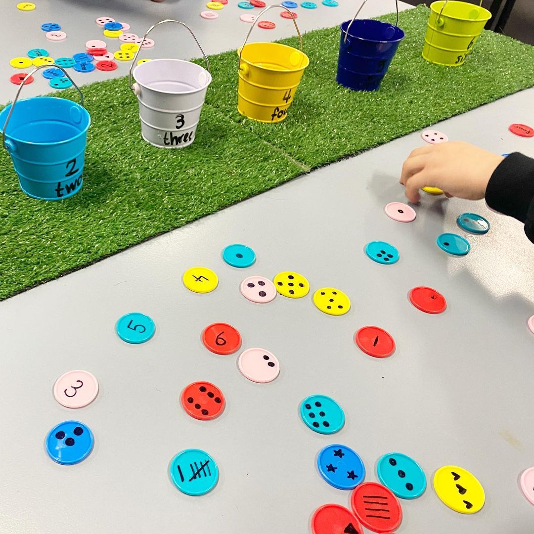 Kmart hacks for teachers: coloured marker sorting activity 